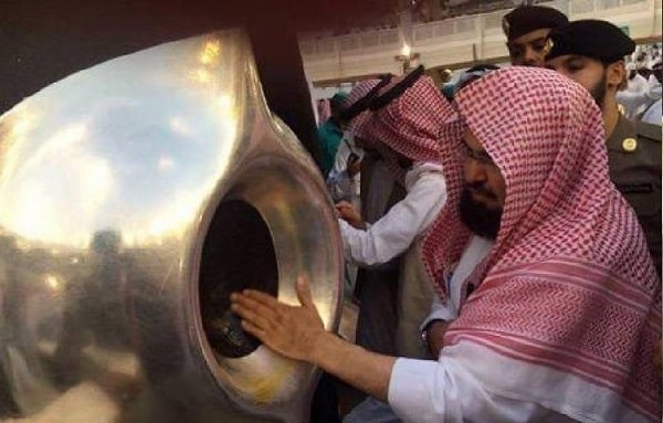 BAHAYA! Saudi Imbau Jamaah Untuk Tidak Mencium Hajar Aswad!